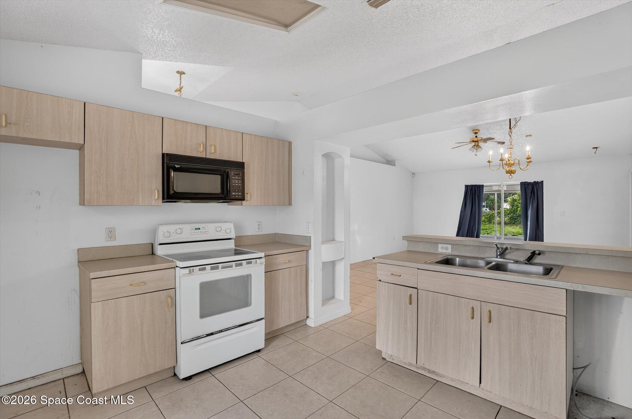 1091 Ray Road Southeast Palm Bay, FL 32909 - Photo 8 of 25 Kitchen