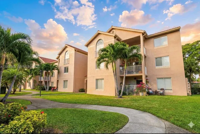 $295,000 | 10421 Southwest 157th Place, Unit 206, Miami, FL 33196