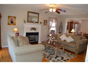 3011 Vicksburg Road Johnson City, TN 37604 - Photo 4 of 24 Formal living room
