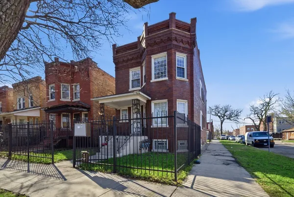 $2,000 | 4957 West Superior Street, Unit 2, Chicago, IL 60644