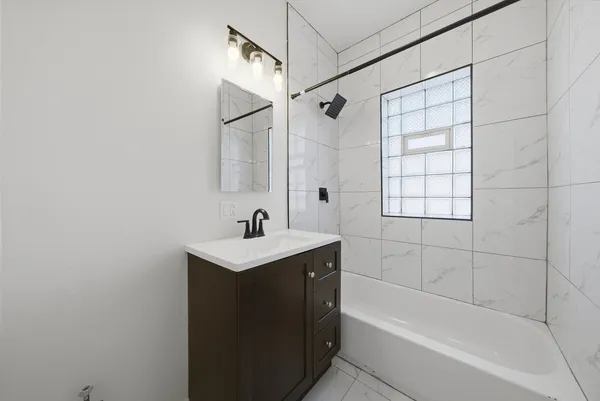 $2,000 | 4957 West Superior Street, Unit 2, Chicago, IL 60644