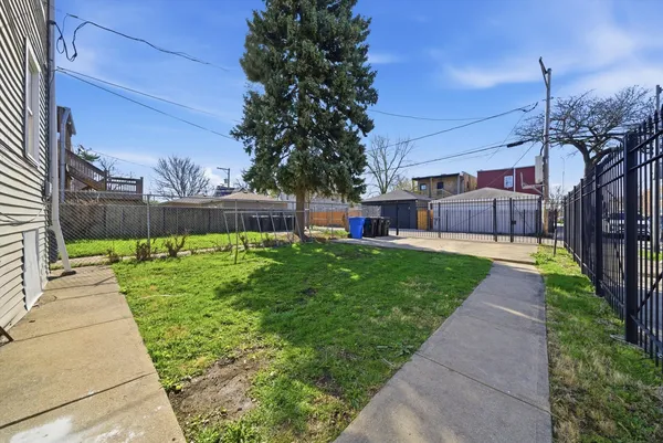 $2,000 | 4957 West Superior Street, Unit 2, Chicago, IL 60644