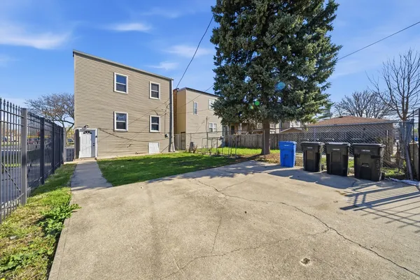 $2,000 | 4957 West Superior Street, Unit 2, Chicago, IL 60644