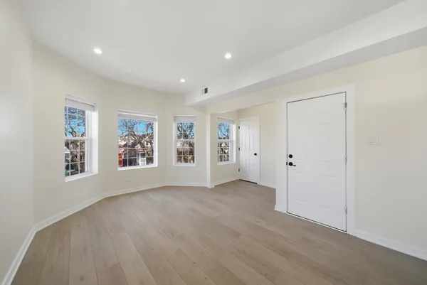 $2,000 | 4957 West Superior Street, Unit 2, Chicago, IL 60644