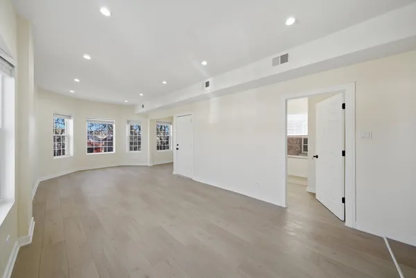 $2,000 | 4957 West Superior Street, Unit 2, Chicago, IL 60644