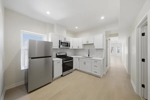 $2,000 | 4957 West Superior Street, Unit 2, Chicago, IL 60644