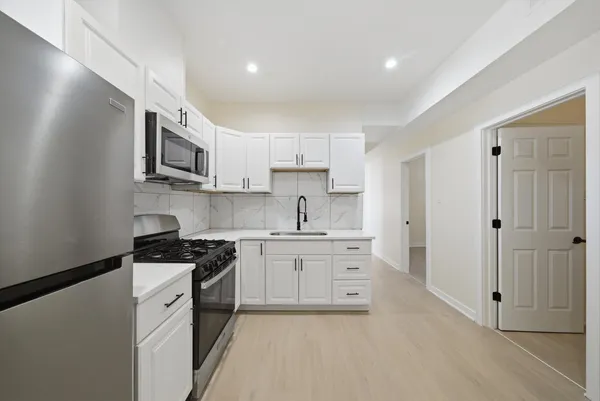 $2,000 | 4957 West Superior Street, Unit 2, Chicago, IL 60644