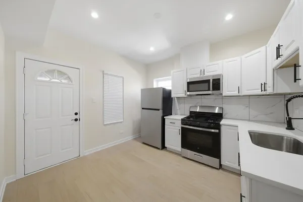 $2,000 | 4957 West Superior Street, Unit 2, Chicago, IL 60644