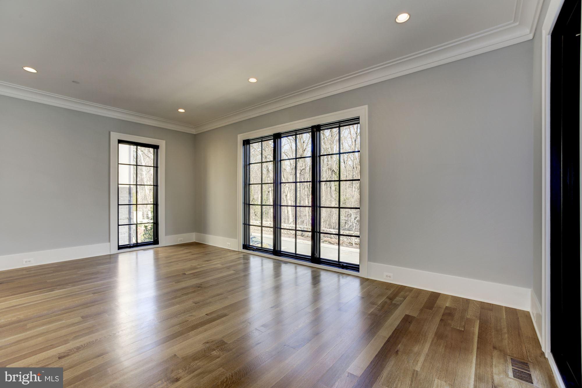 Foxview Circle Northwest Washington, DC 20007 - Photo 4 of 28 Living Room