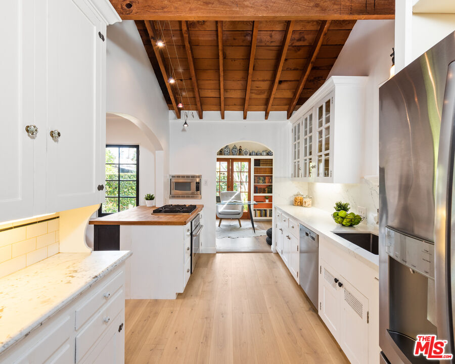 723 Crestmoore Place Venice, CA 90291 - Photo 12 of 33 a large white kitchen with a large window