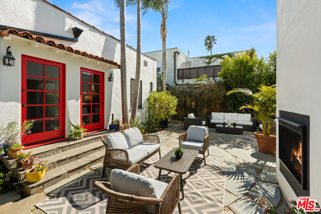 723 Crestmoore Place Venice, CA 90291 - Photo 17 of 33 a outdoor living area with furniture and a flat screen tv