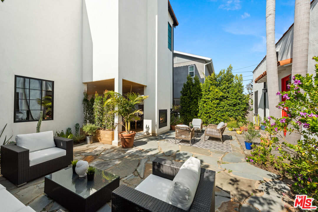 723 Crestmoore Place Venice, CA 90291 - Photo 19 of 33 a living room with furniture and a potted plant