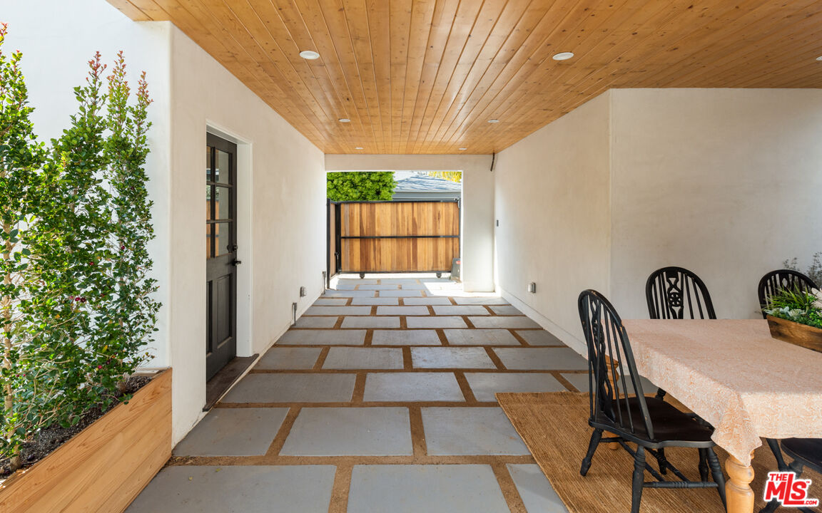 723 Crestmoore Place Venice, CA 90291 - Photo 20 of 33 a view of a balcony with chairs