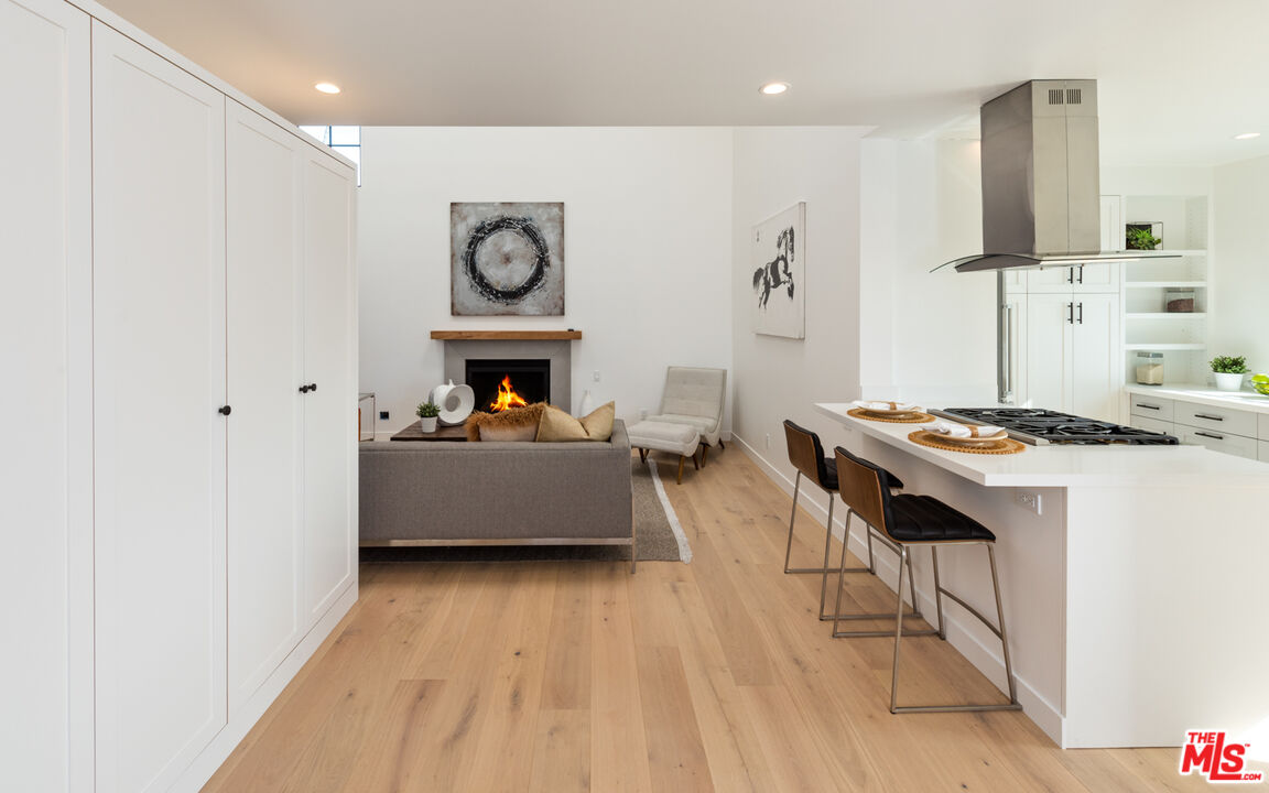 723 Crestmoore Place Venice, CA 90291 - Photo 22 of 33 a living room with furniture and a wooden floor