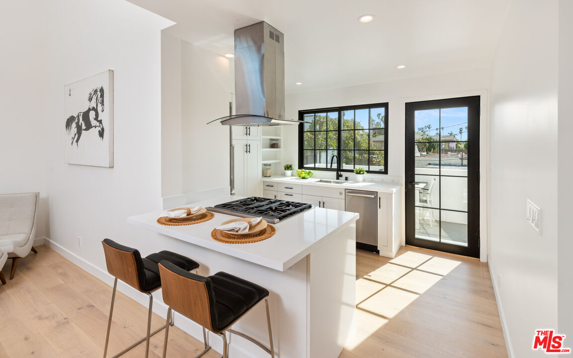 723 Crestmoore Place Venice, CA 90291 - Photo 24 of 33 a kitchen with a stove a refrigerator and a dining table