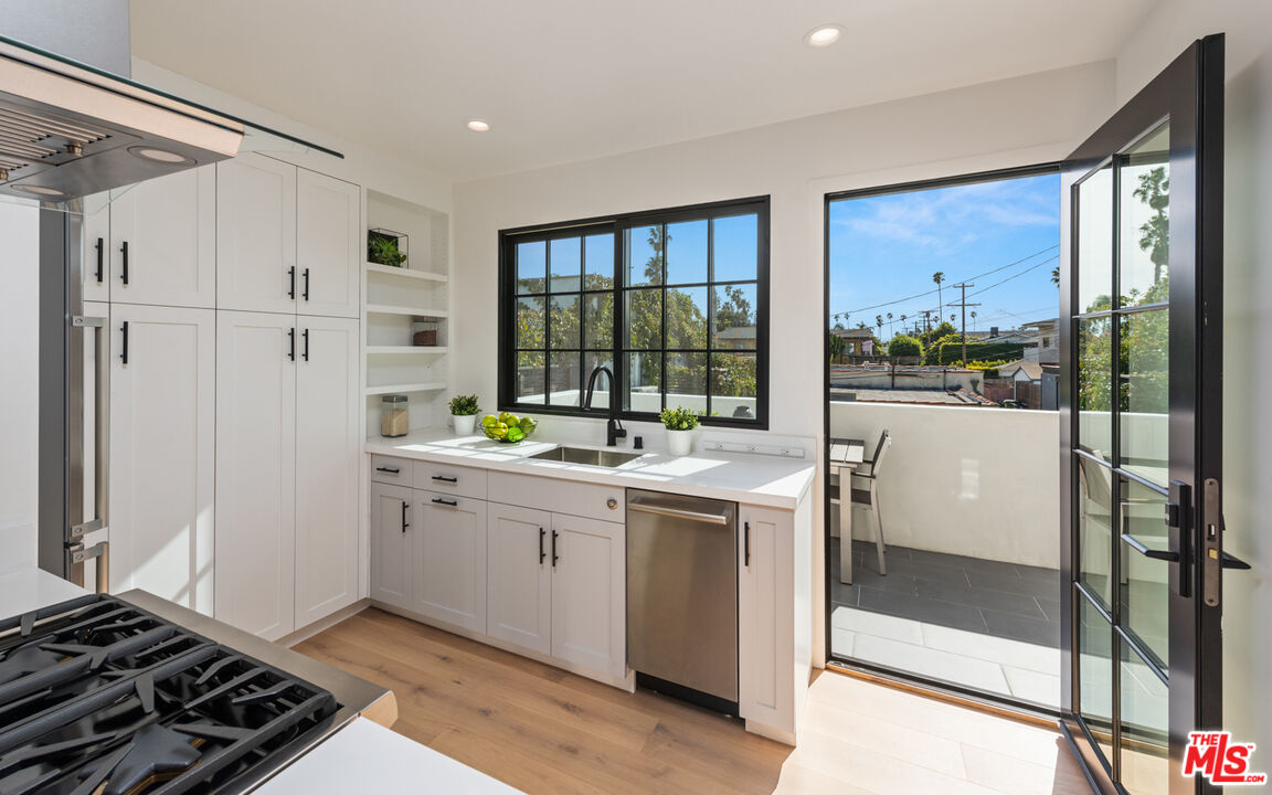 723 Crestmoore Place Venice, CA 90291 - Photo 25 of 33 a kitchen with a stove a refrigerator and a view of living room
