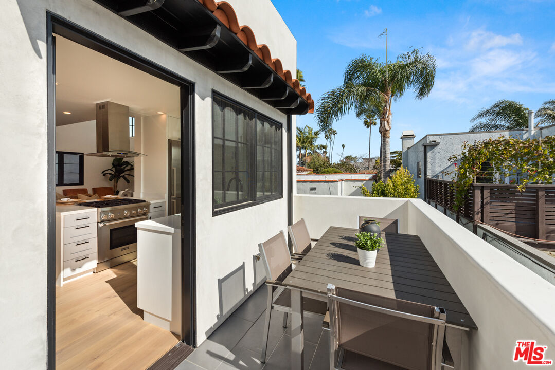 723 Crestmoore Place Venice, CA 90291 - Photo 26 of 33 a view of a living room and kitchen