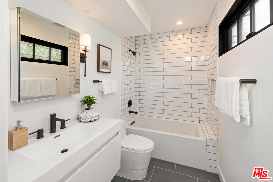 723 Crestmoore Place Venice, CA 90291 - Photo 27 of 33 a bathroom with a sink a toilet and shower