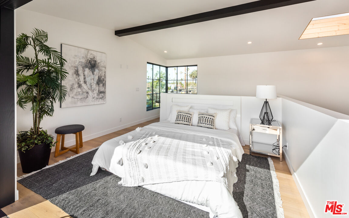 723 Crestmoore Place Venice, CA 90291 - Photo 29 of 33 a bedroom with a bed and a potted plant