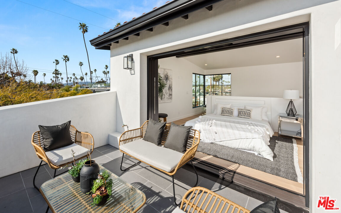 723 Crestmoore Place Venice, CA 90291 - Photo 30 of 33 a living room with furniture and a table