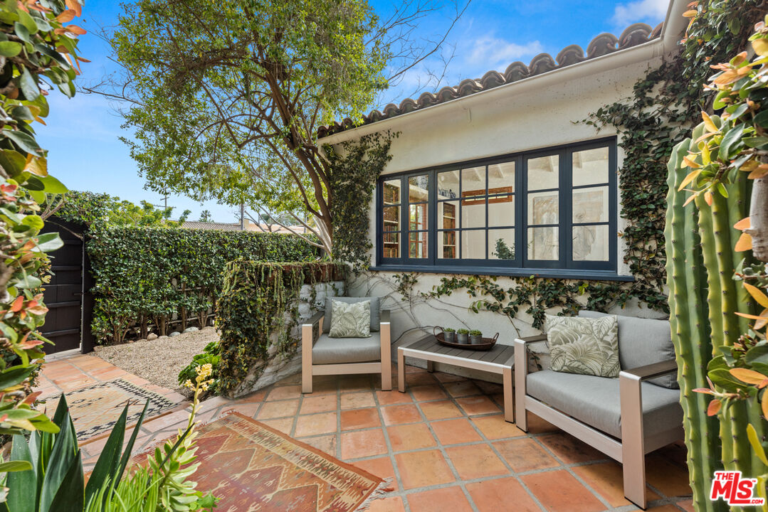723 Crestmoore Place Venice, CA 90291 - Photo 3 of 33 a view of a couches in the patio