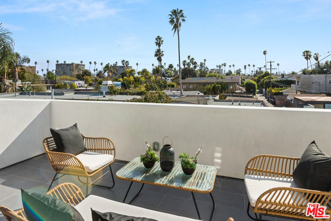723 Crestmoore Place Venice, CA 90291 - Photo 31 of 33 a balcony with a couch