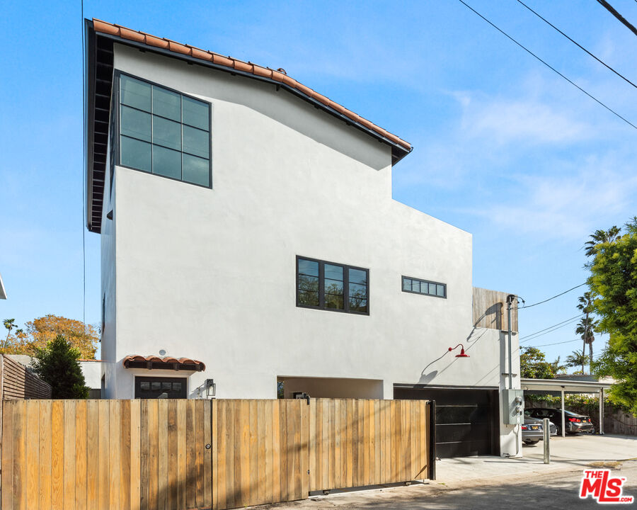 723 Crestmoore Place Venice, CA 90291 - Photo 32 of 33 a view of a house with a backyard