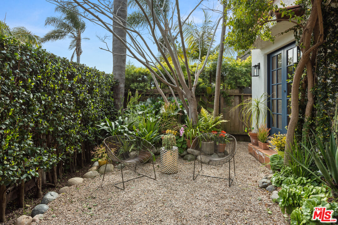 723 Crestmoore Place Venice, CA 90291 - Photo 5 of 33 a view of a chairs and table in a backyard