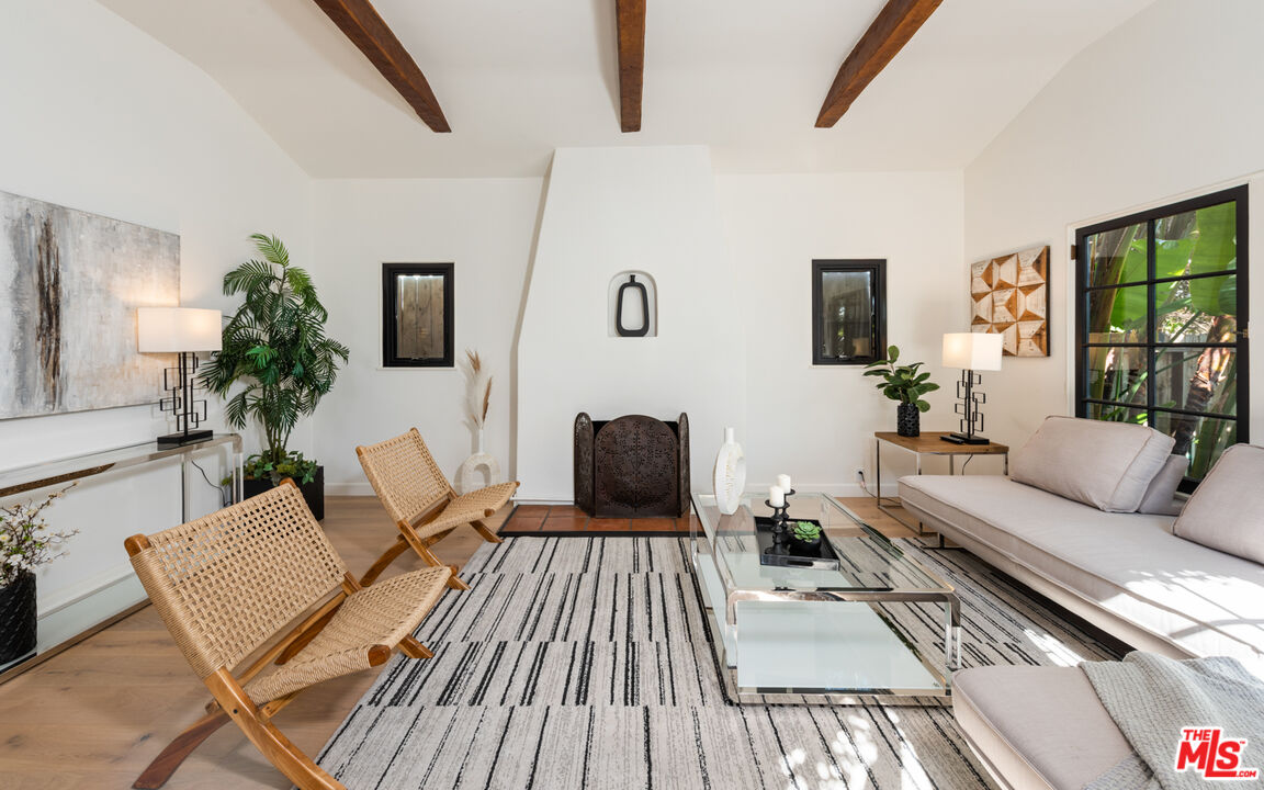 723 Crestmoore Place Venice, CA 90291 - Photo 6 of 33 a living room with furniture