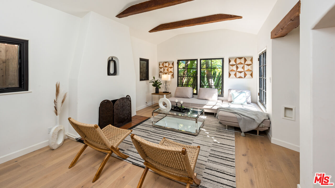 723 Crestmoore Place Venice, CA 90291 - Photo 7 of 33 a living room with furniture and a window