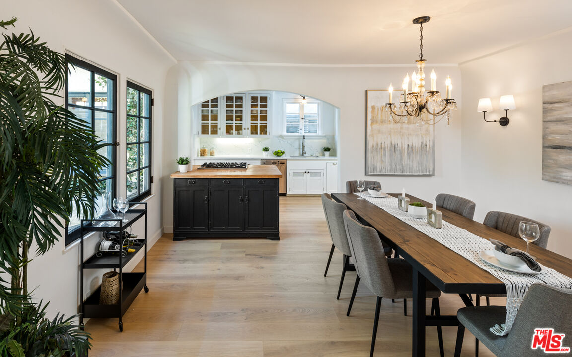 723 Crestmoore Place Venice, CA 90291 - Photo 9 of 33 a view of a dining room with furniture and window