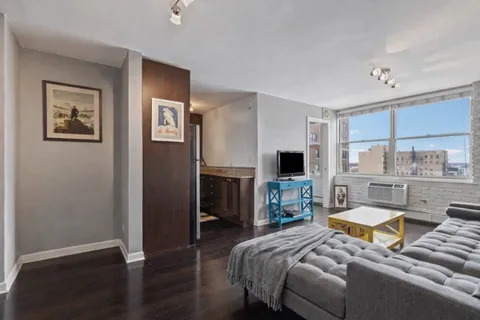 $224,500 | 3033 North Sheridan Road, Unit 1608, Chicago, IL 60657