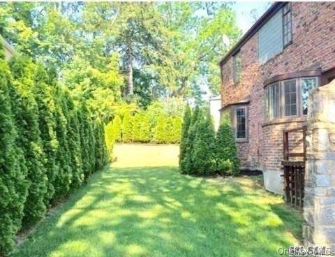 5 Rockcrest Road Manhasset, NY 11030 - Photo 16 of 16 View of grassy yard