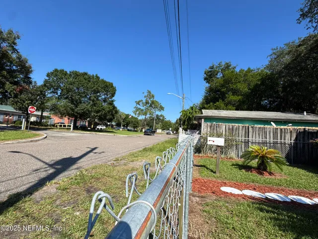 a view of a house with backyard and sitting area