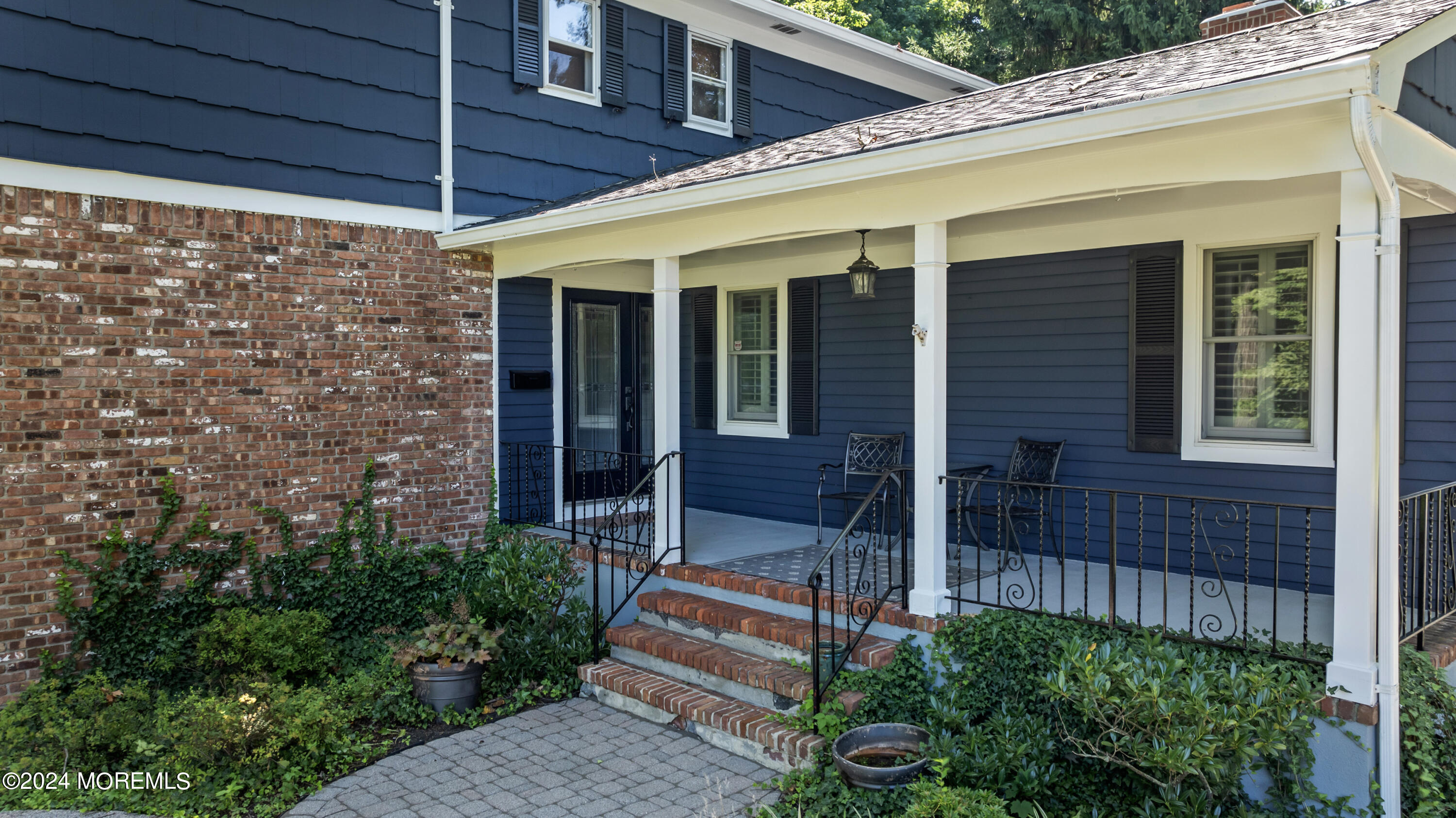 54 Rutherford Road Berkeley Heights, NJ 07922 - Photo 4 of 43 a view of a patio with table and chairs and potted plants