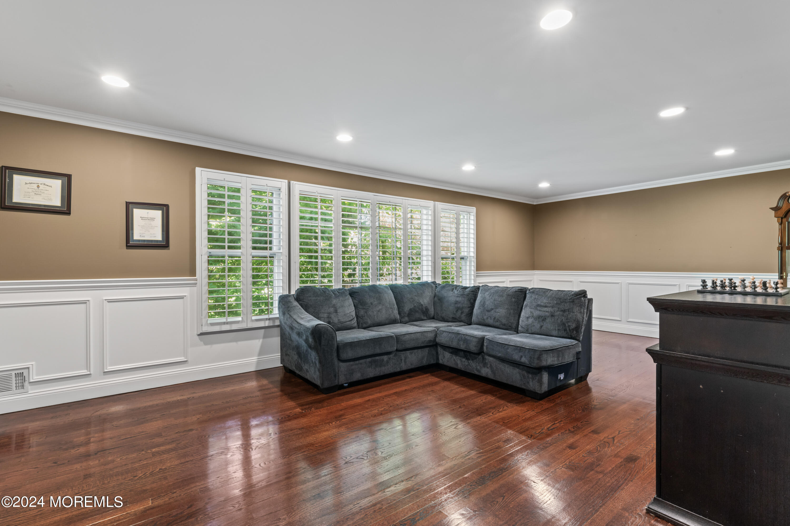 54 Rutherford Road Berkeley Heights, NJ 07922 - Photo 7 of 43 a living room with furniture and a large window