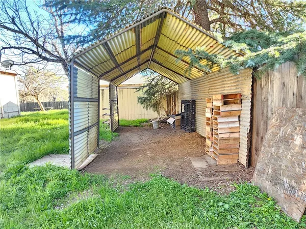 a view of a house with backyard and porch