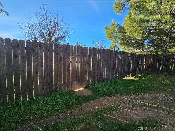 a view of a house with backyard and garden