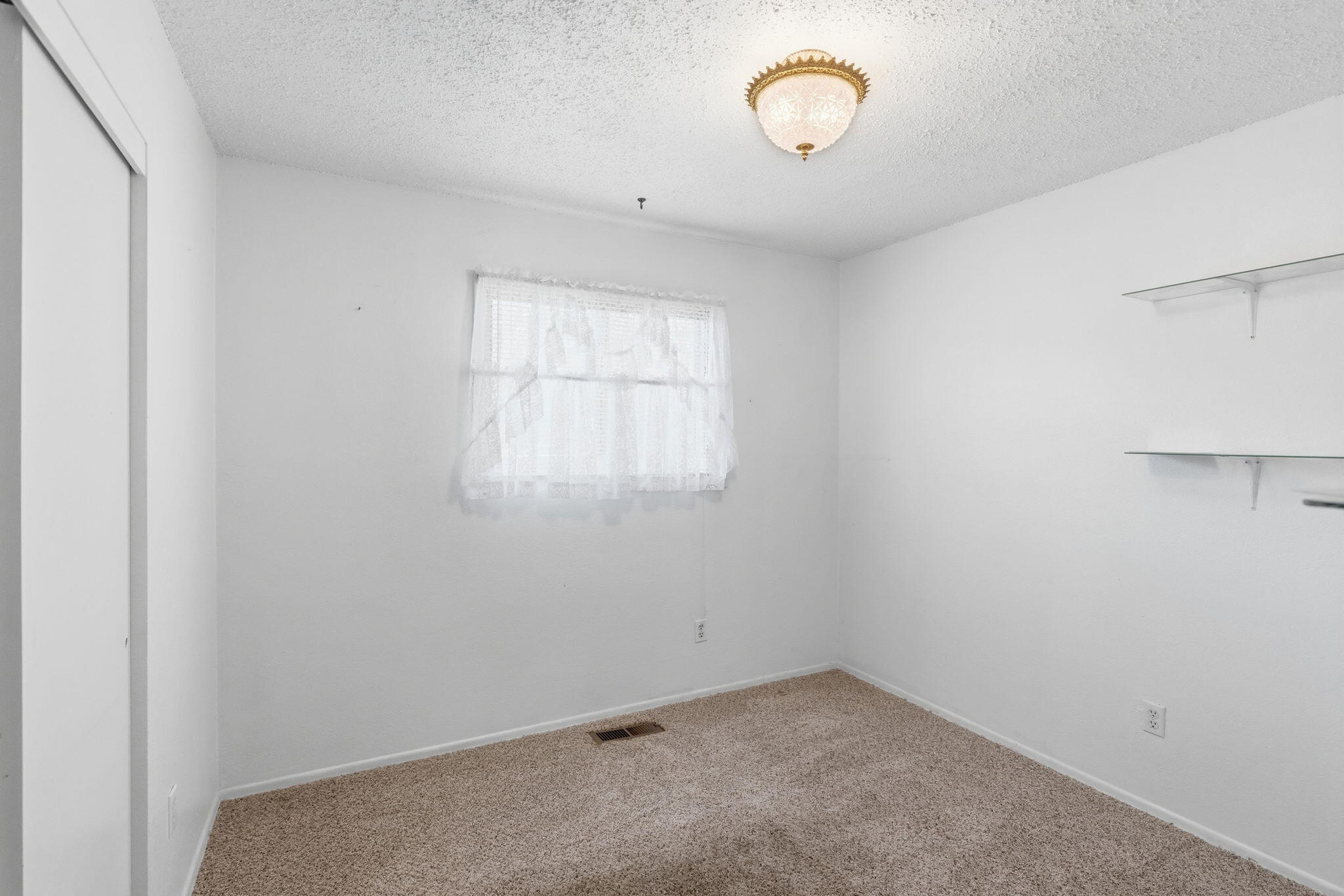 207 Holiday Lane Central Point, OR 97502 - Photo 7 of 38 Bedroom 1