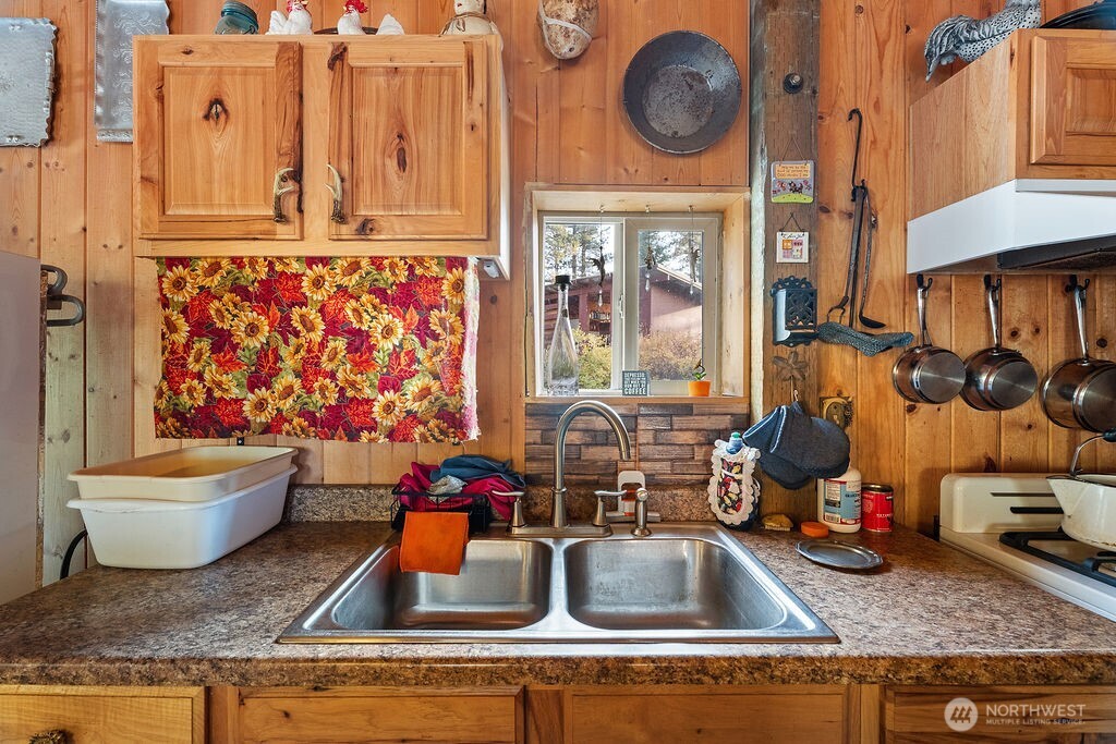 3050 East Stiss Canyon Road Wenatchee, WA 98801 - Photo 11 of 27 a kitchen with blue cabinets and a sink
