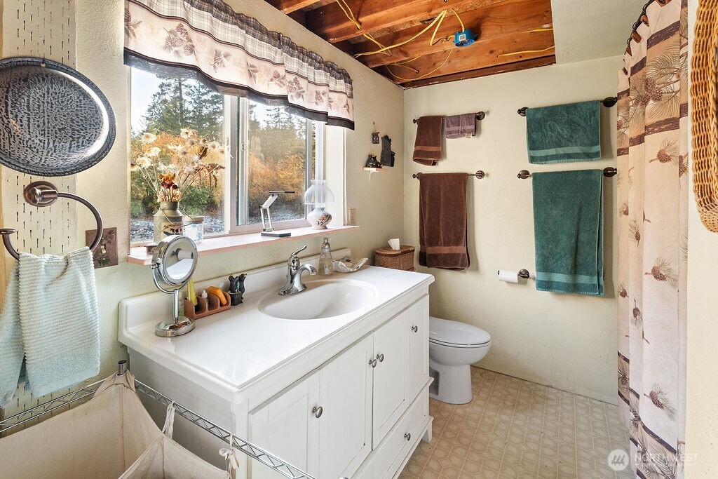 3050 East Stiss Canyon Road Wenatchee, WA 98801 - Photo 13 of 27 a bathroom with a toilet sink and mirror
