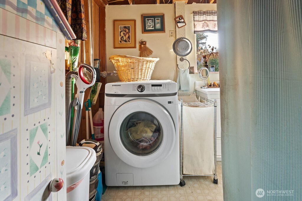3050 East Stiss Canyon Road Wenatchee, WA 98801 - Photo 14 of 27 a utility room with dryer and washer