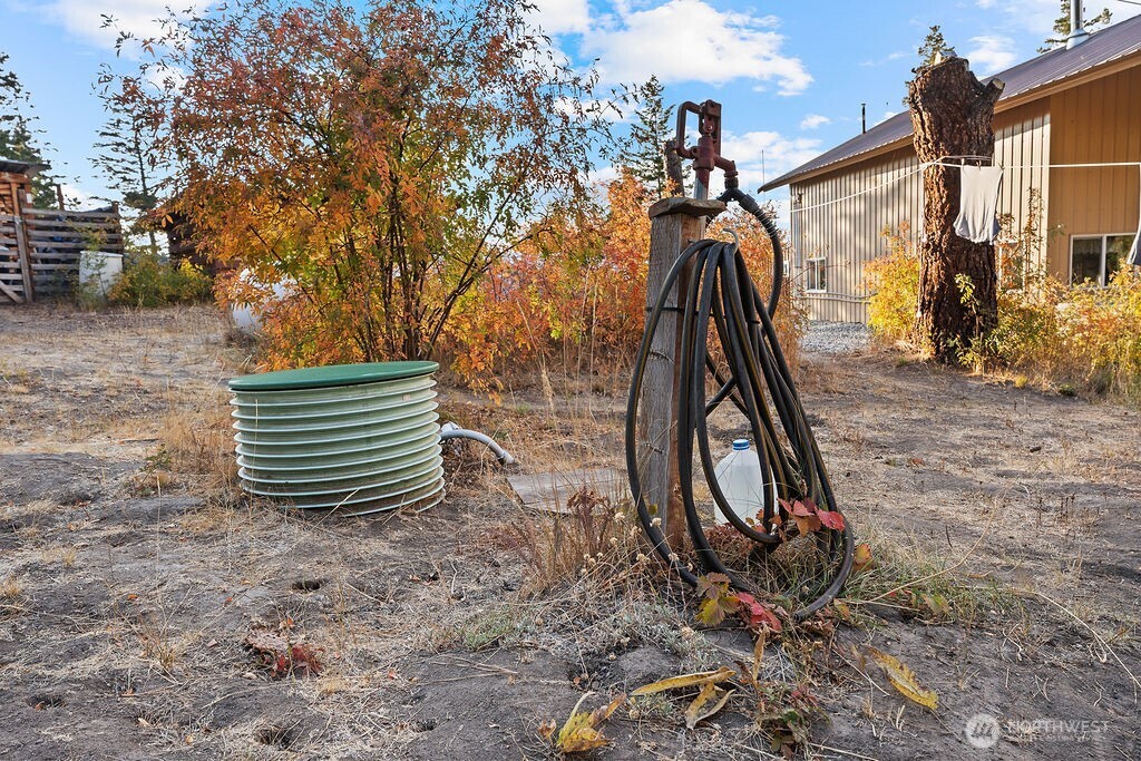 3050 East Stiss Canyon Road Wenatchee, WA 98801 - Photo 16 of 27 a backyard of a house with portable swimming pool and basket ball court