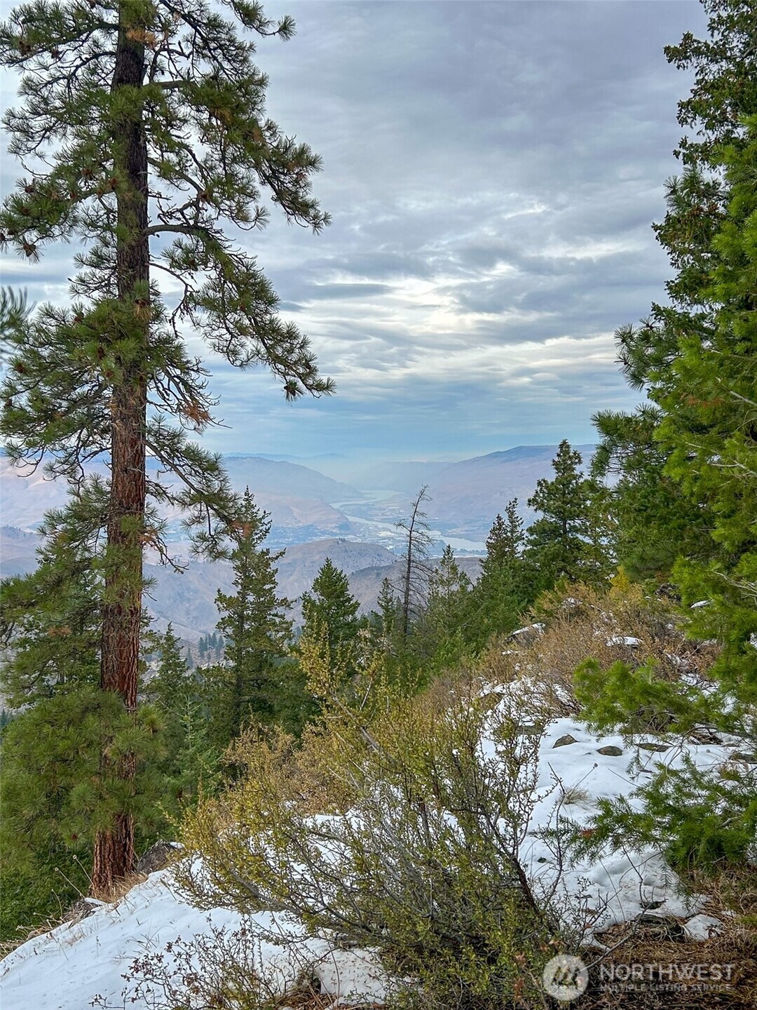 3050 East Stiss Canyon Road Wenatchee, WA 98801 - Photo 24 of 27 a view of a lake with green space