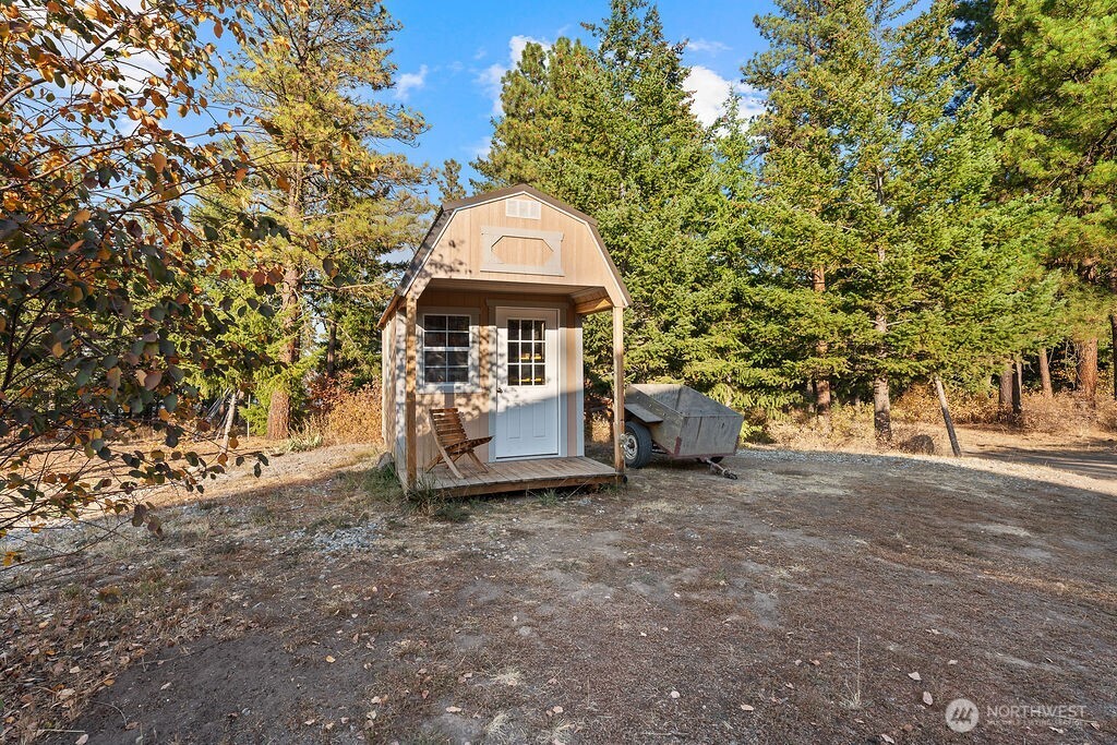 3050 East Stiss Canyon Road Wenatchee, WA 98801 - Photo 4 of 27 a large tree in the middle of a yard