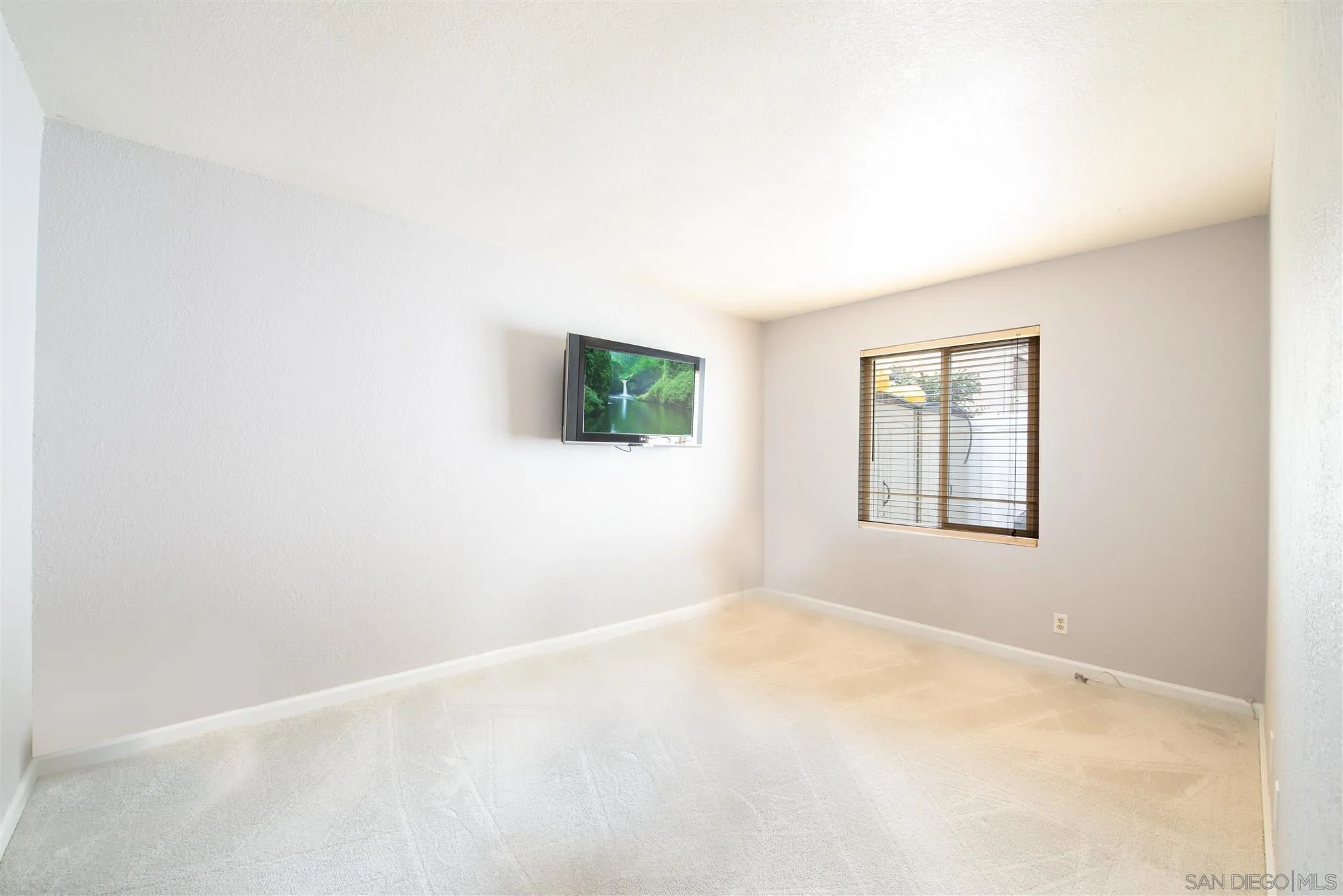 710 Anchor Way Carlsbad, CA 92008 - Photo 19 of 33 an empty room with windows