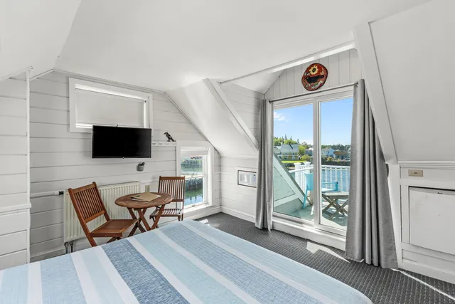 $1,695,000 | 15 Main Street, Vinalhaven, ME 04863