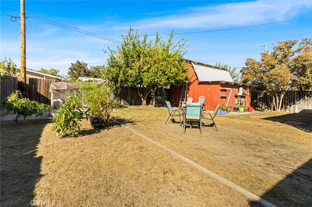 a view of backyard of the house