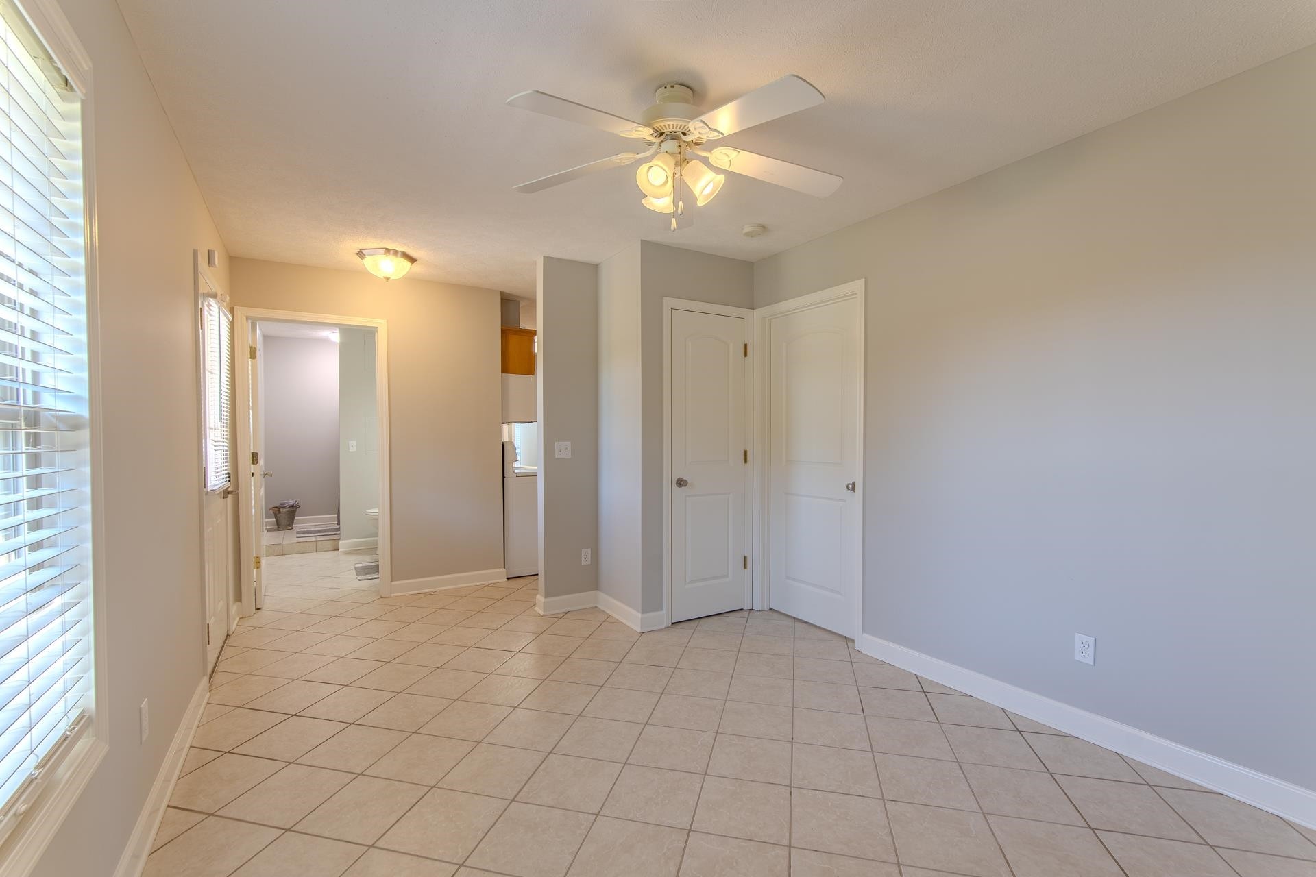 6170 Highway 226 Savannah, TN 38372 - Photo 28 of 40 a view of an empty room and chandelier fan
