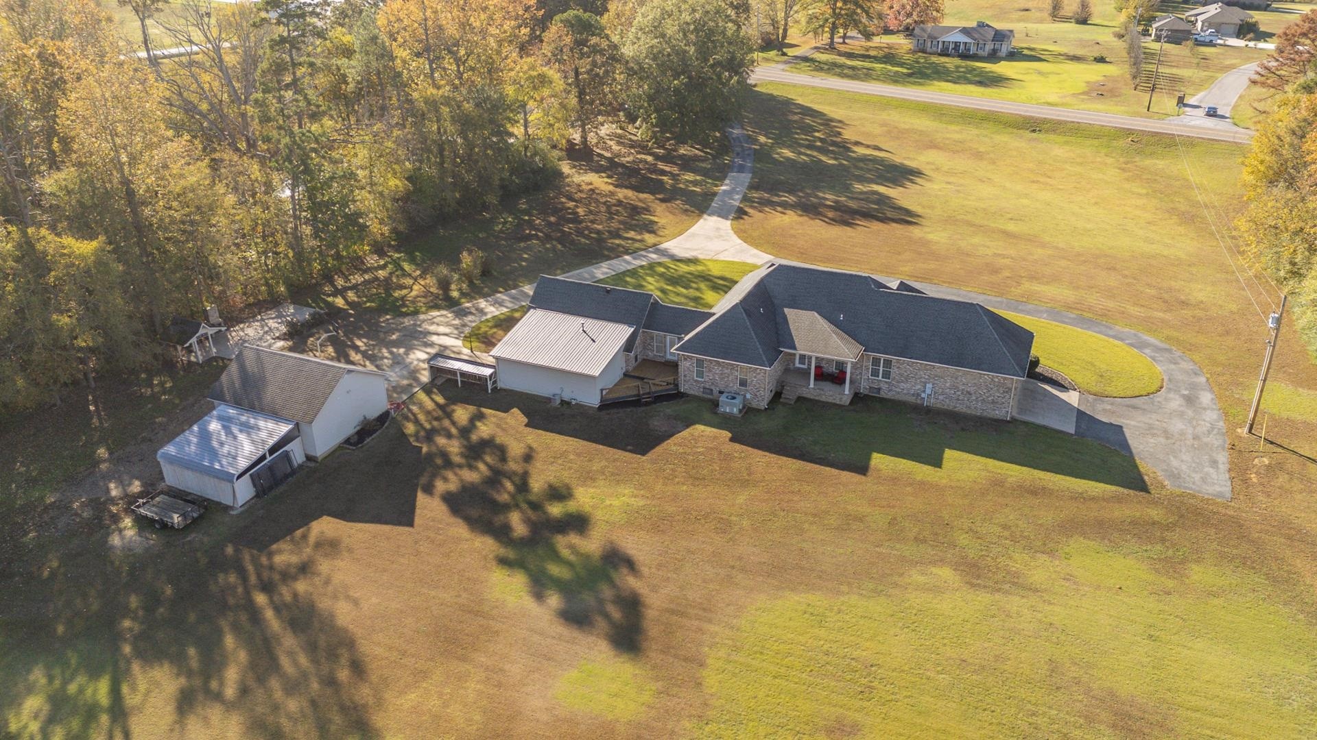 6170 Highway 226 Savannah, TN 38372 - Photo 39 of 40 a view of an ocean with a house